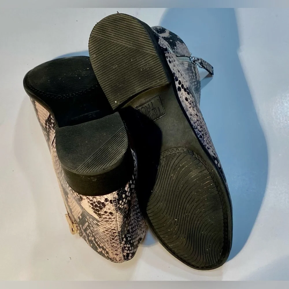 TIME AND TRUE SNAKE PRINT BOOTS SIZE 10